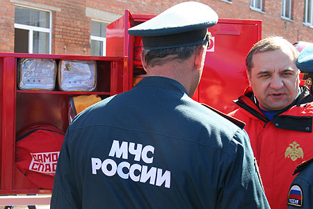 многофункциональный интегрированный пожарный шкаф изучает Министр МЧС Пучков В.А. 