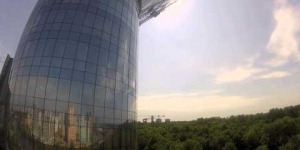 Embedded thumbnail for Спуск на Самоспасе с крыши дома правительства московской области